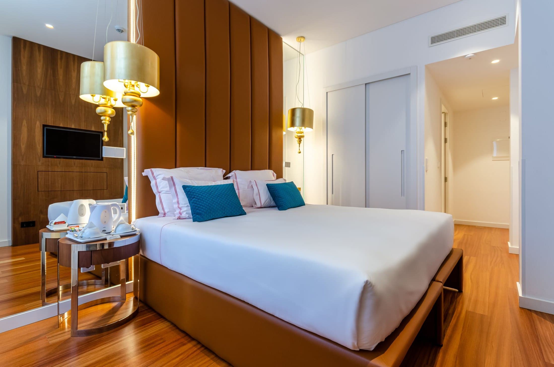 What Good Hotel Rooms Know About Lighting, Storage and Sleep