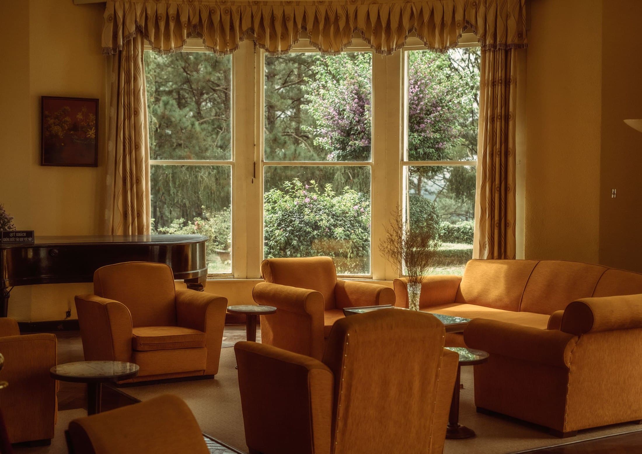 How to Mix Old and New Furniture Without Turning the Room Into a Theme